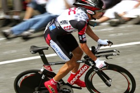 米乐m6官网在线-关键时刻，谁更胜一筹？阿扎伦卡惊险过关，利物浦英超领跑